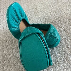 Women's Tieks Turquoise patent leather flats size 9